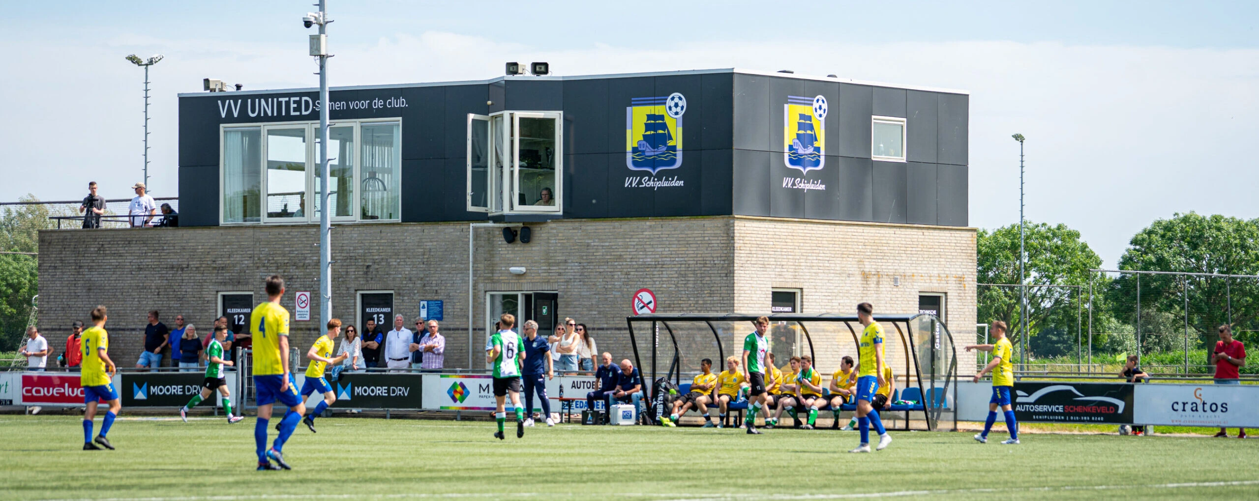 voetbalwedstrijdmettoeschouwers Sportfotograaf in Delft